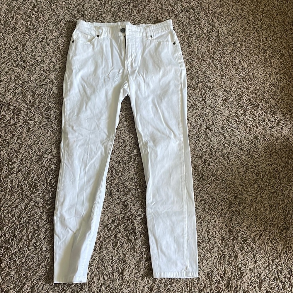 White mid-rise pants
